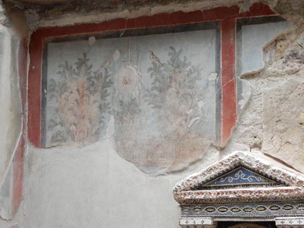 III.3, Herculaneum, May 2018. Garden painting at east end of south wall above nymphaeum.
Photo courtesy of Buzz Ferebee